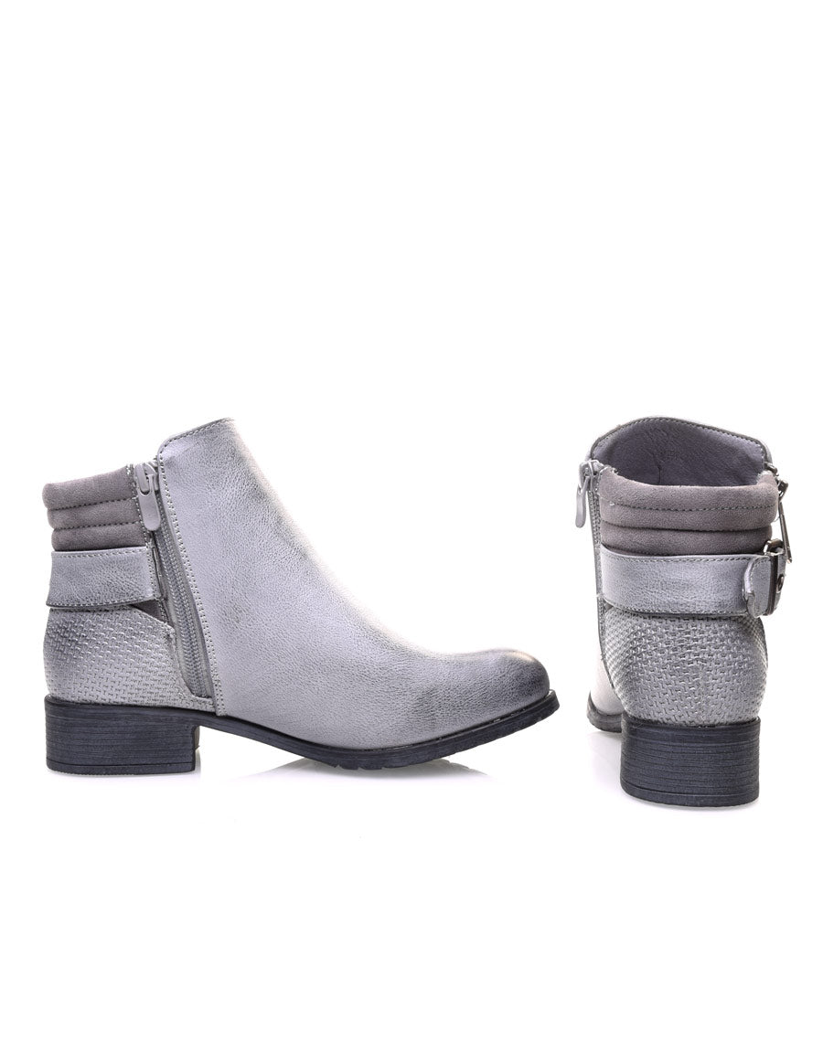 Bottines grises à talons et fermetures zippées