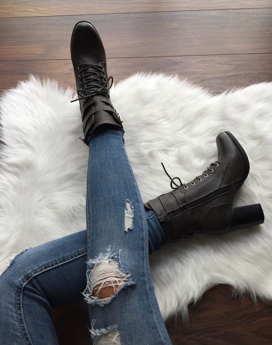 Bottines grises à talons lacées