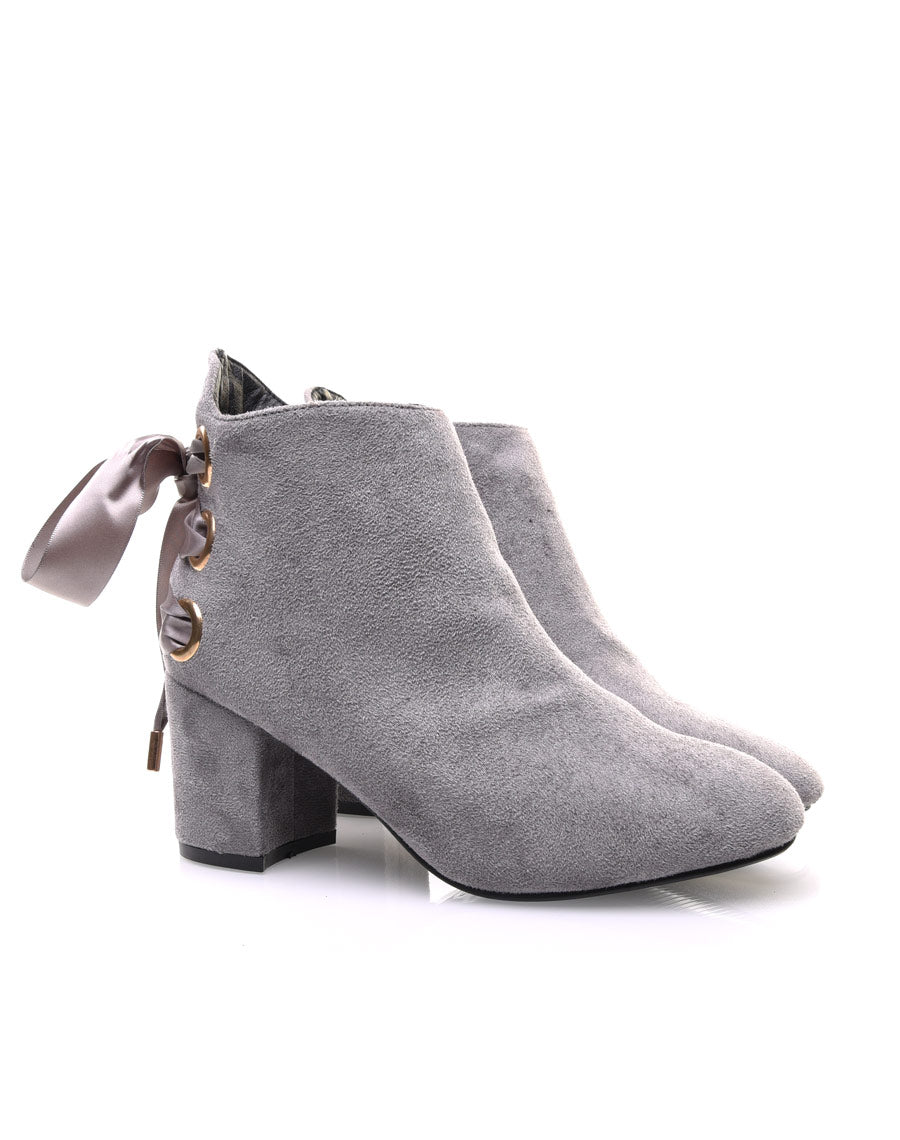 Bottines grises talons mi hauts lacets en satin