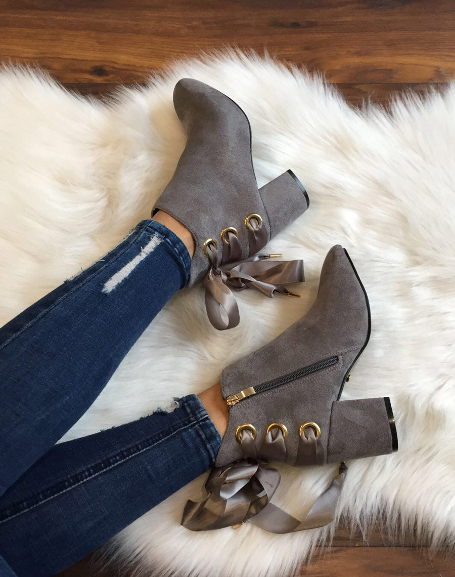 Bottines grises talons mi hauts lacets en satin