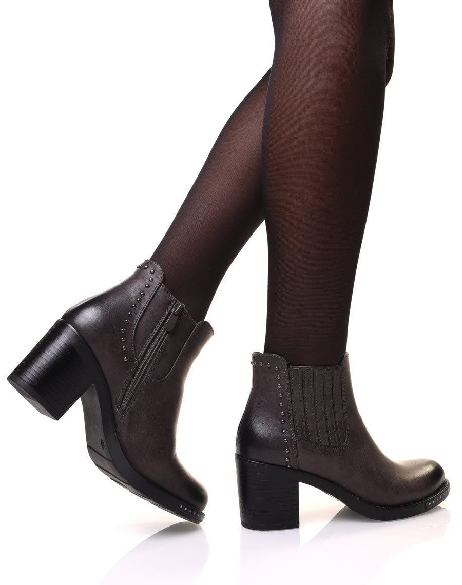 Bottines grises à talons ornés de petits clous ronds
