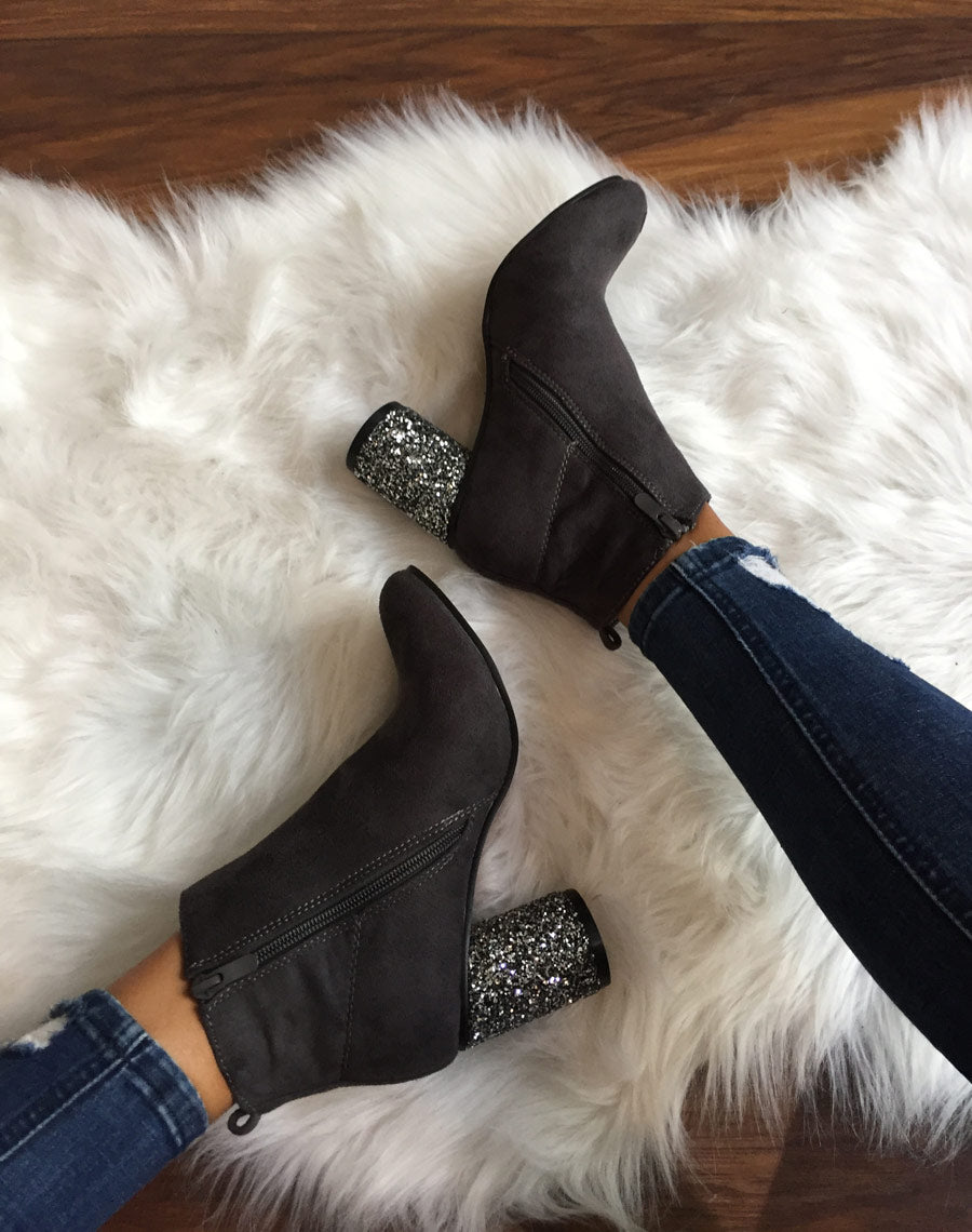 Bottines grises à talons ronds et pailletés