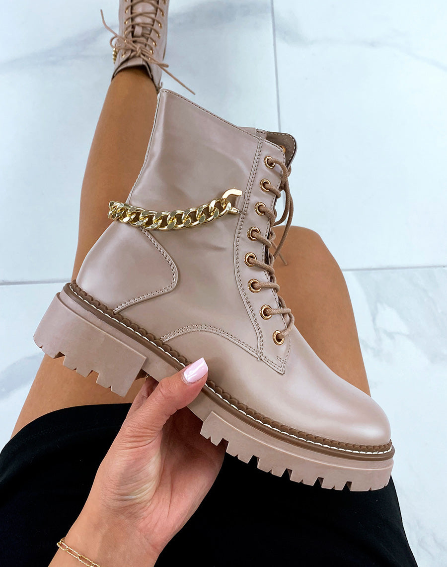 Bottines hautes beige ornées d’une chaine dorée