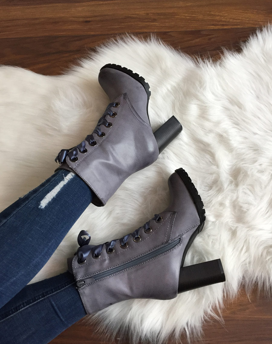 Bottines hautes grises à lacet et à semelles crantées