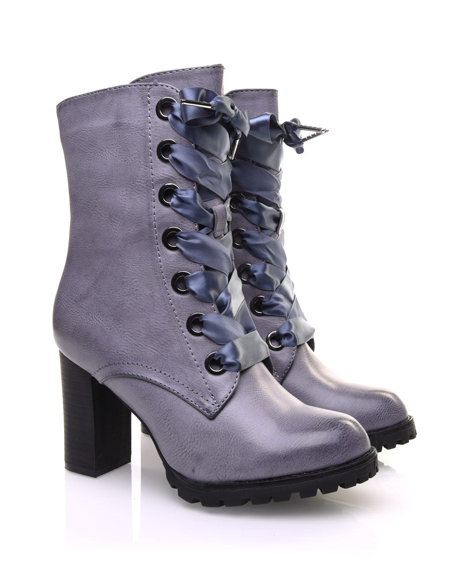 Bottines hautes grises à lacet et à semelles crantées