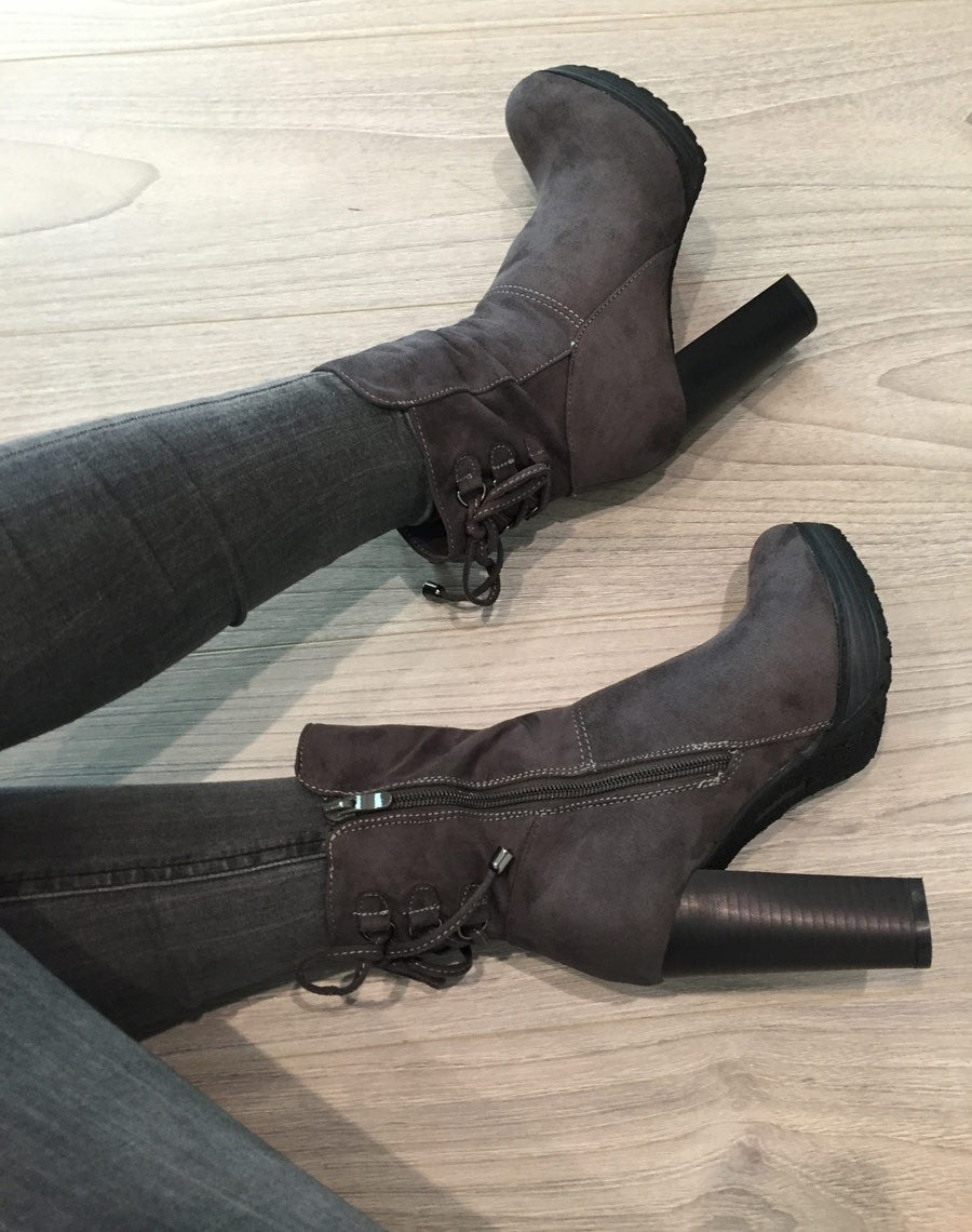Bottines hautes grises à talons & lacet façon corset