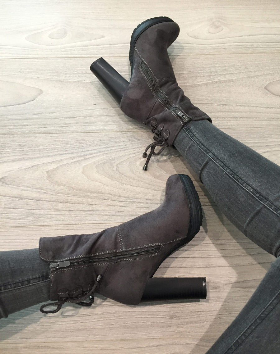 Bottines hautes grises à talons & lacet façon corset