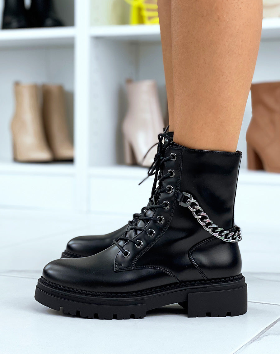 Bottines hautes noir mat ornées d’une chaine grise