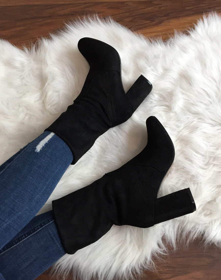 Bottines hautes noires entièrement en suédine