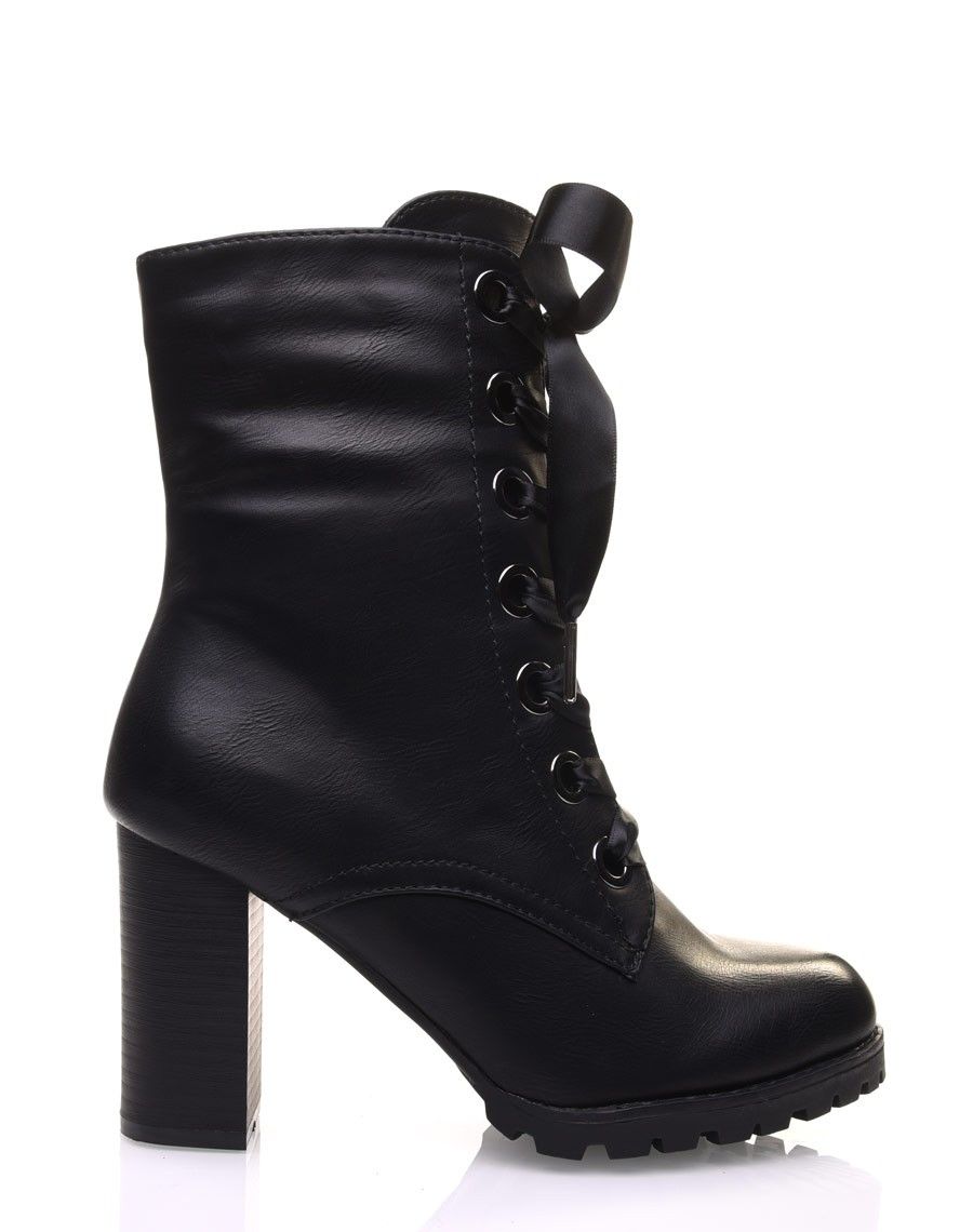 Bottines hautes noires à lacet et à semelles crantées