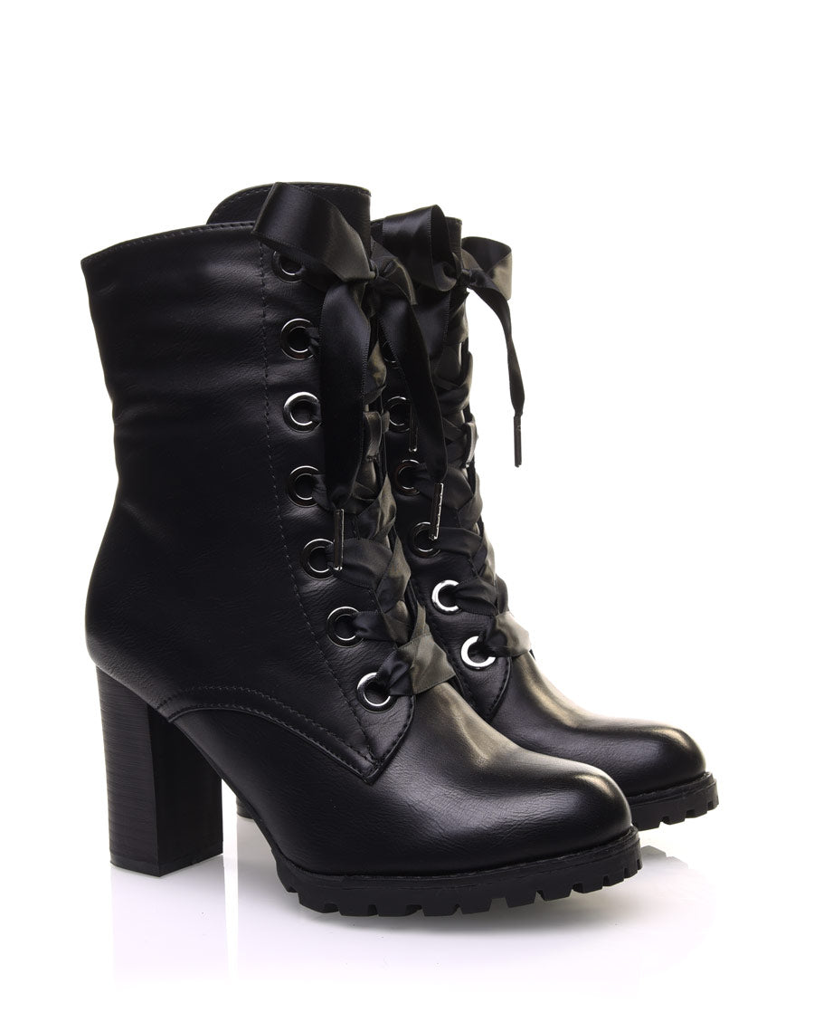 Bottines hautes noires à lacet et à semelles crantées