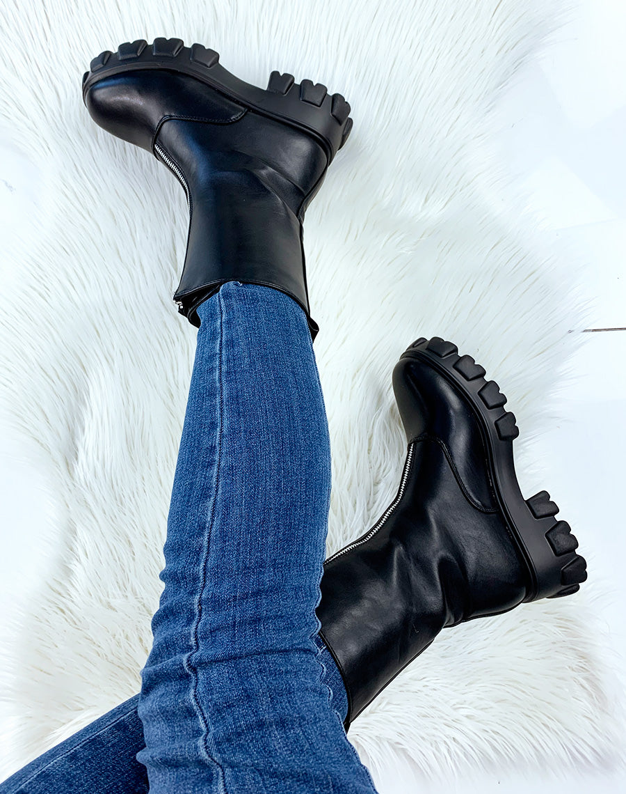 Bottines hautes noires à semelle épaisse crantée