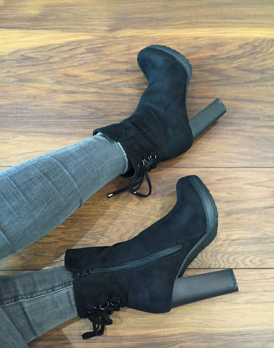 Bottines hautes noires à talons & lacet façon corset