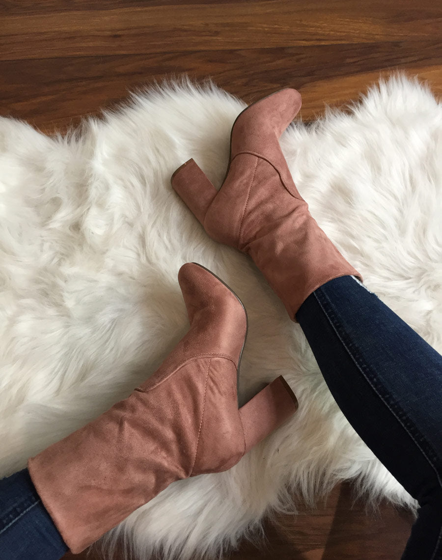 Bottines hautes roses entièrement en suédine