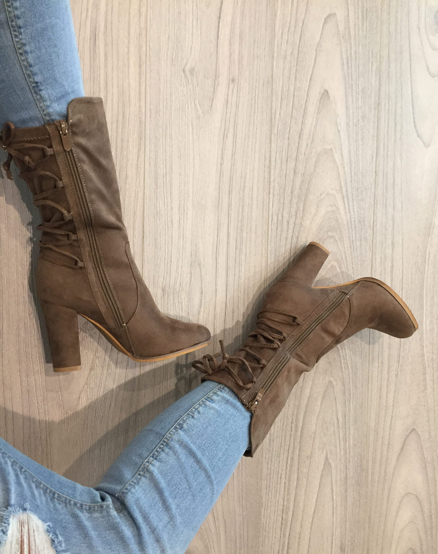 Bottines hautes suédines taupes avec lacet arrière