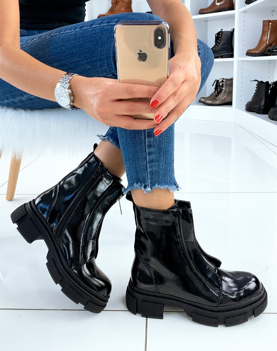 Bottines hautes vernies noires à détail argenté