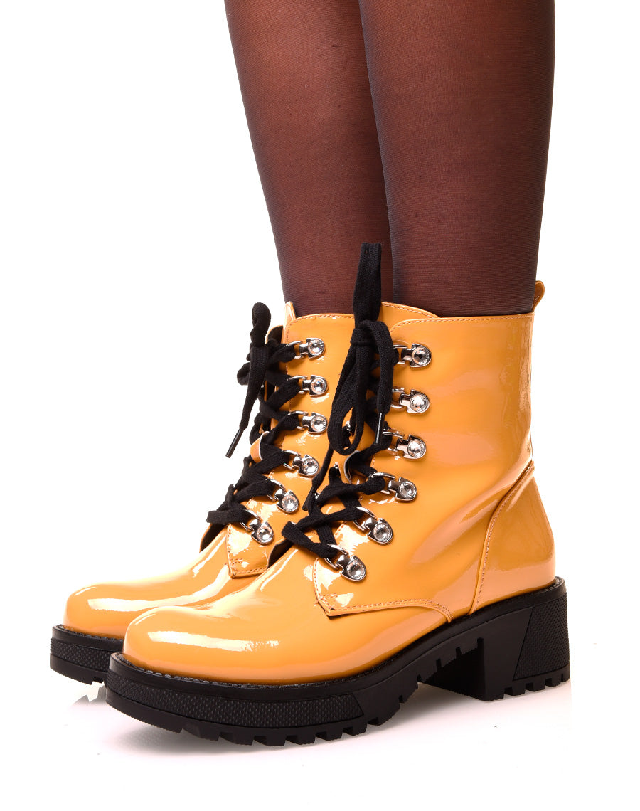 Bottines jaunes vernies montantes à lacets