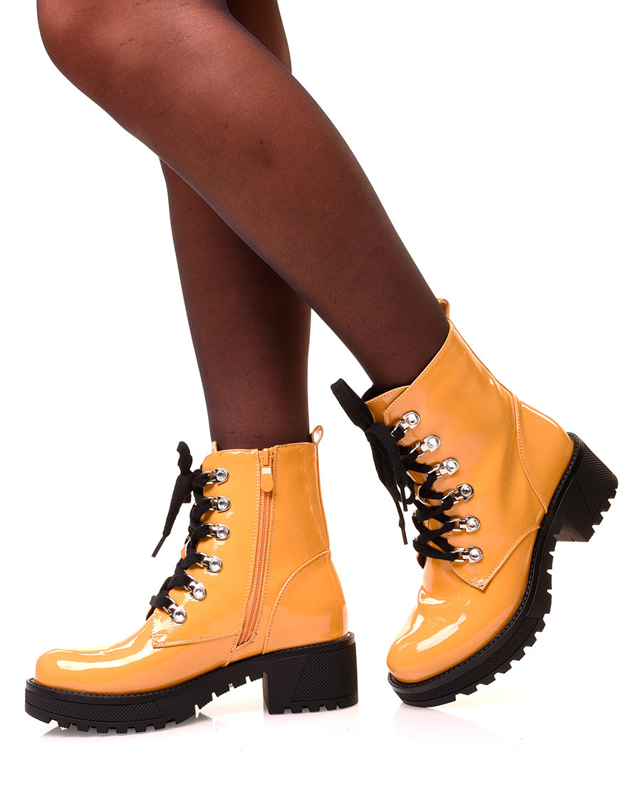 Bottines jaunes vernies montantes à lacets