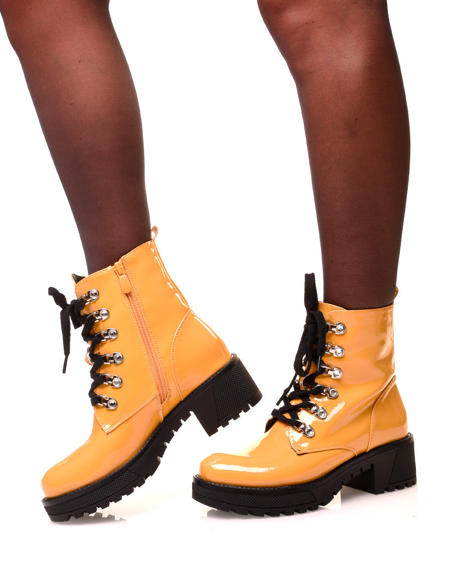 Bottines jaunes vernies montantes à lacets