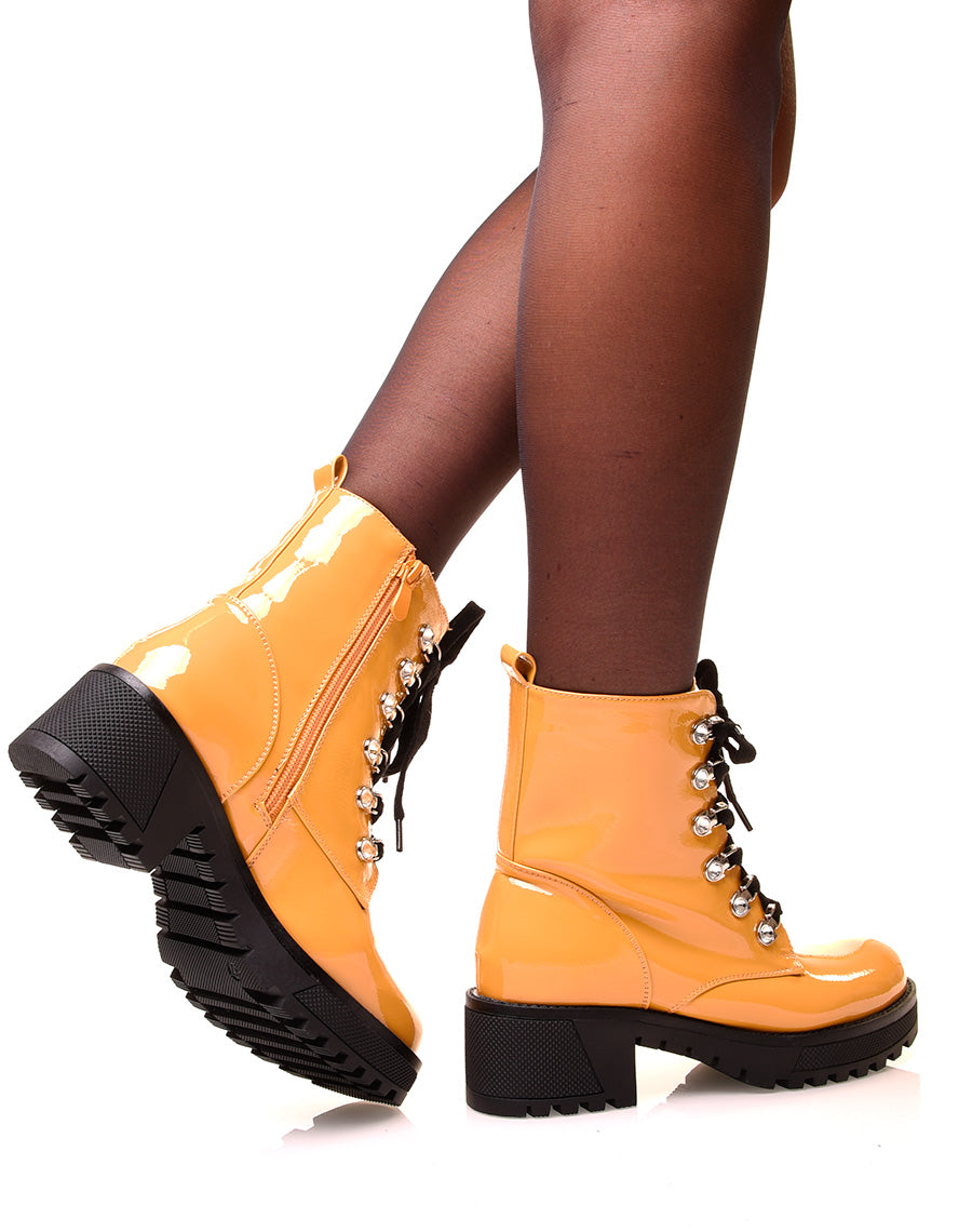 Bottines jaunes vernies montantes à lacets