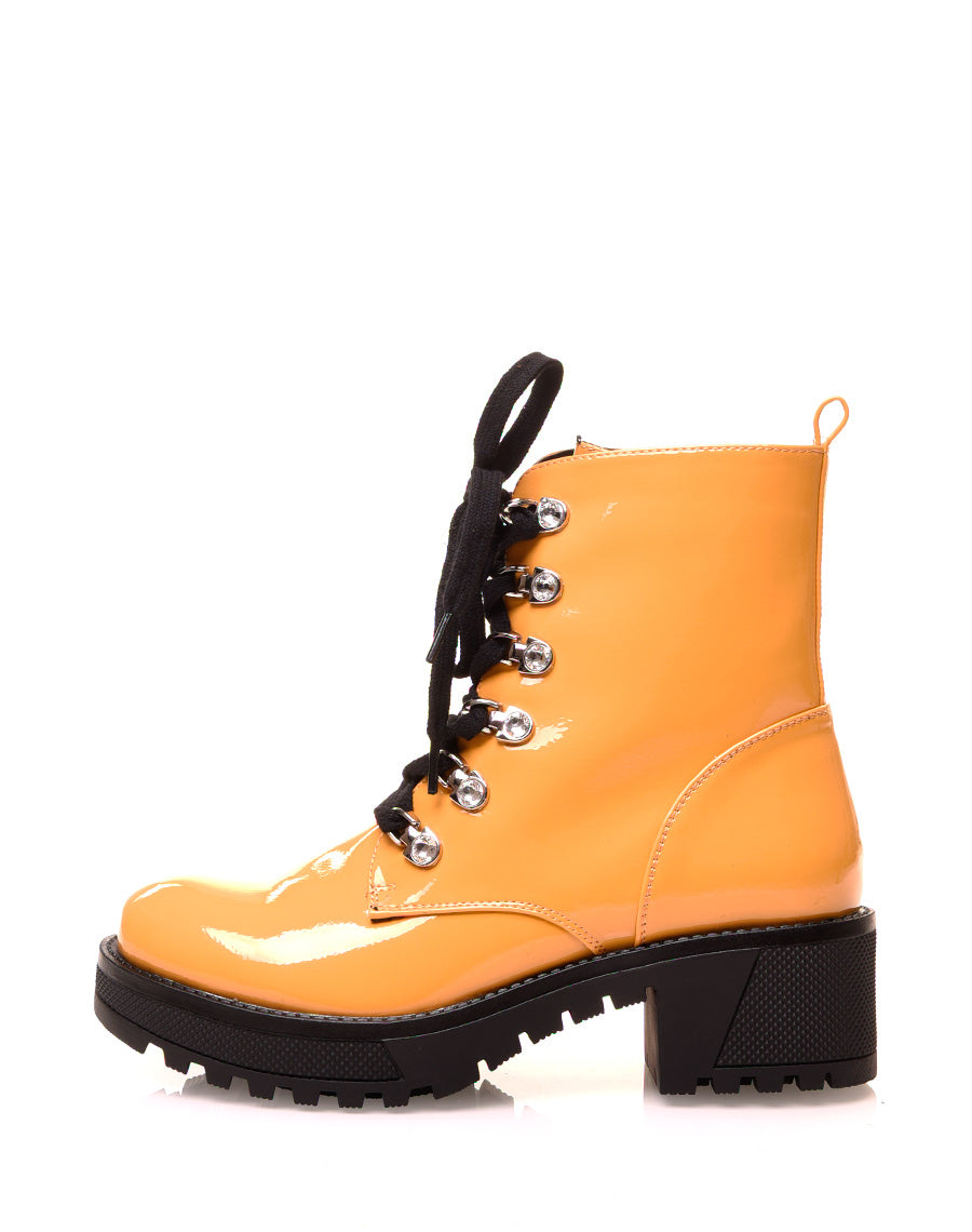 Bottines jaunes vernies montantes à lacets