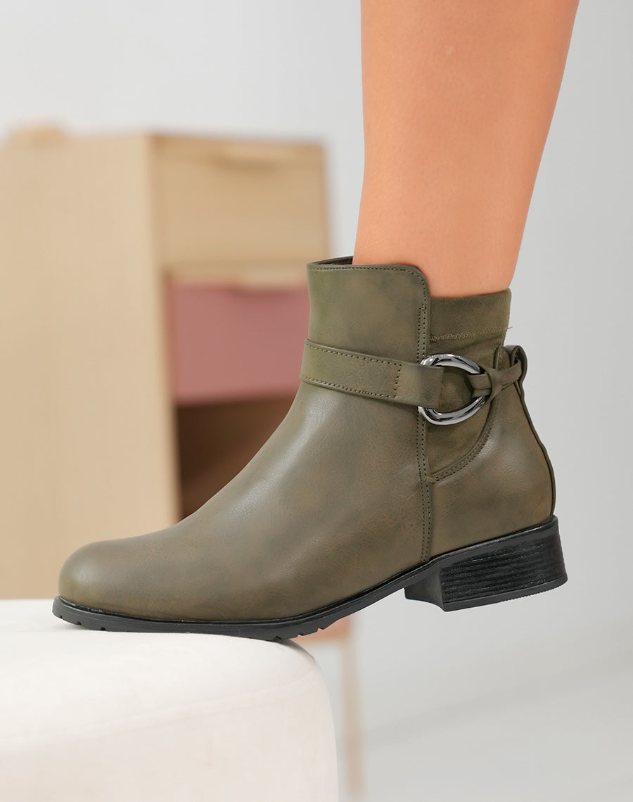 BOTTINES KAKI BI-MATIÈRES AVEC SANGLE ARGENTÉE : MODERNITÉ ET ÉLÉGANCE