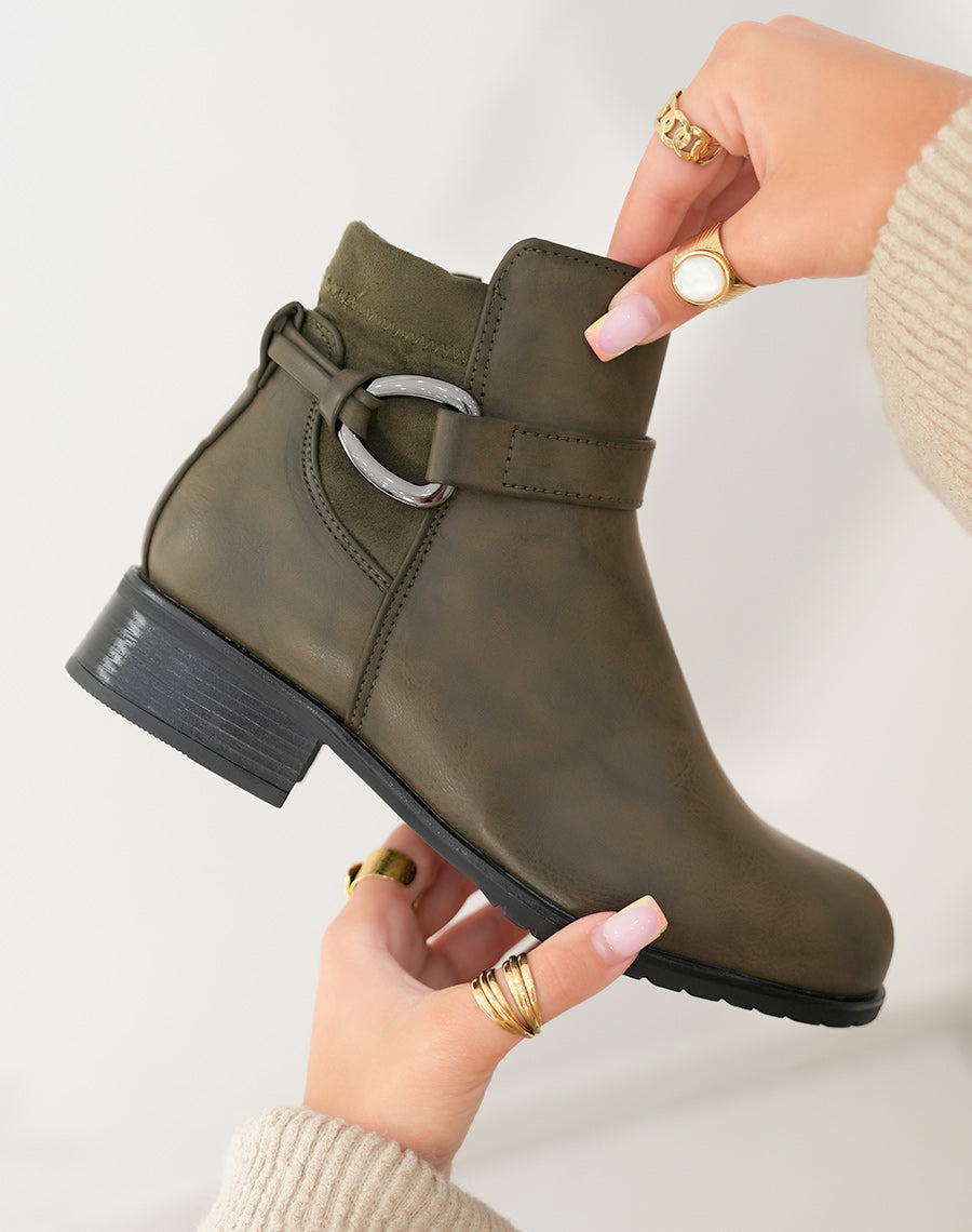 BOTTINES KAKI BI-MATIÈRES AVEC SANGLE ARGENTÉE : MODERNITÉ ET ÉLÉGANCE