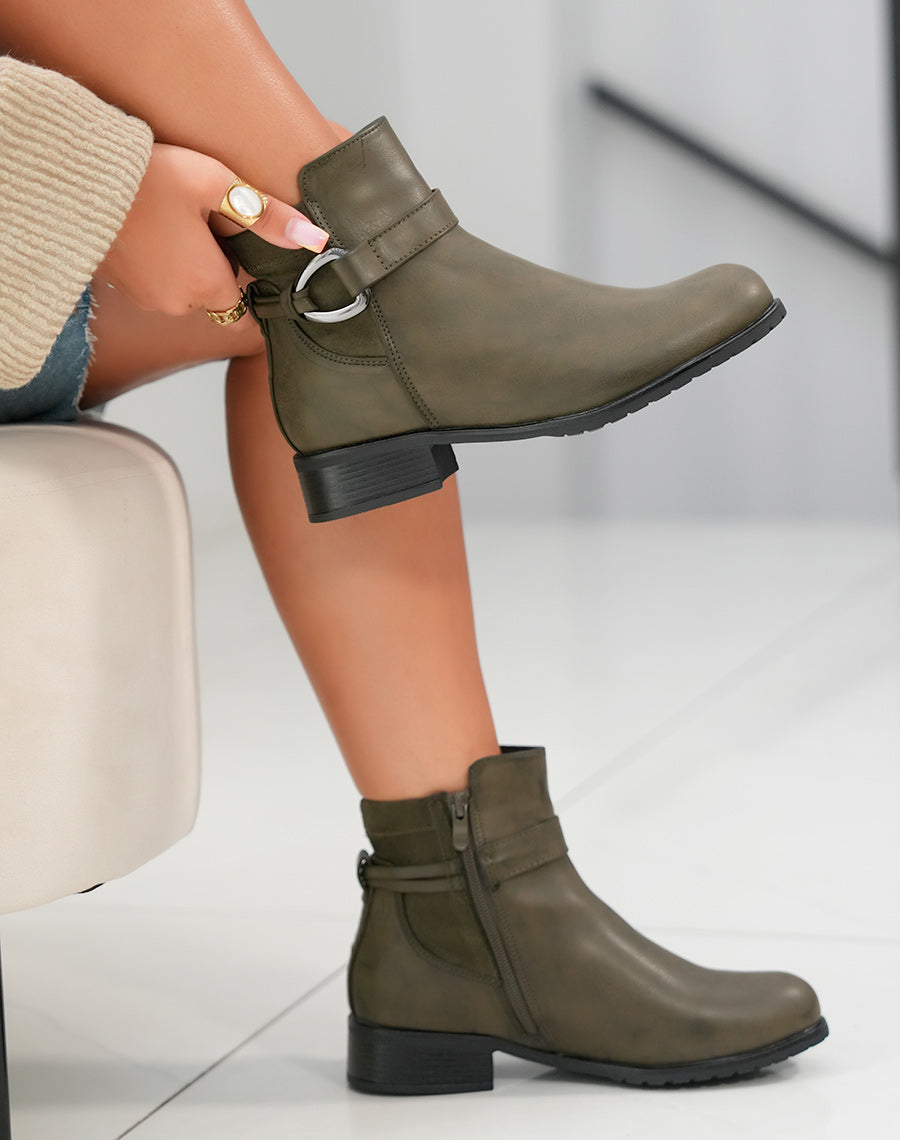 BOTTINES KAKI BI-MATIÈRES AVEC SANGLE ARGENTÉE : MODERNITÉ ET ÉLÉGANCE