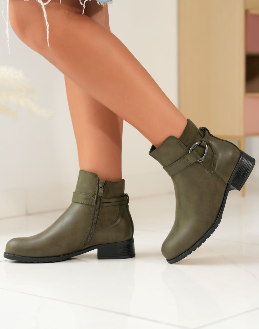 BOTTINES KAKI BI-MATIÈRES AVEC SANGLE ARGENTÉE : MODERNITÉ ET ÉLÉGANCE