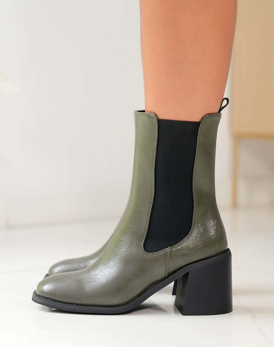 Bottines Kaki en Vogue avec Talon Carré et Finition Brillante