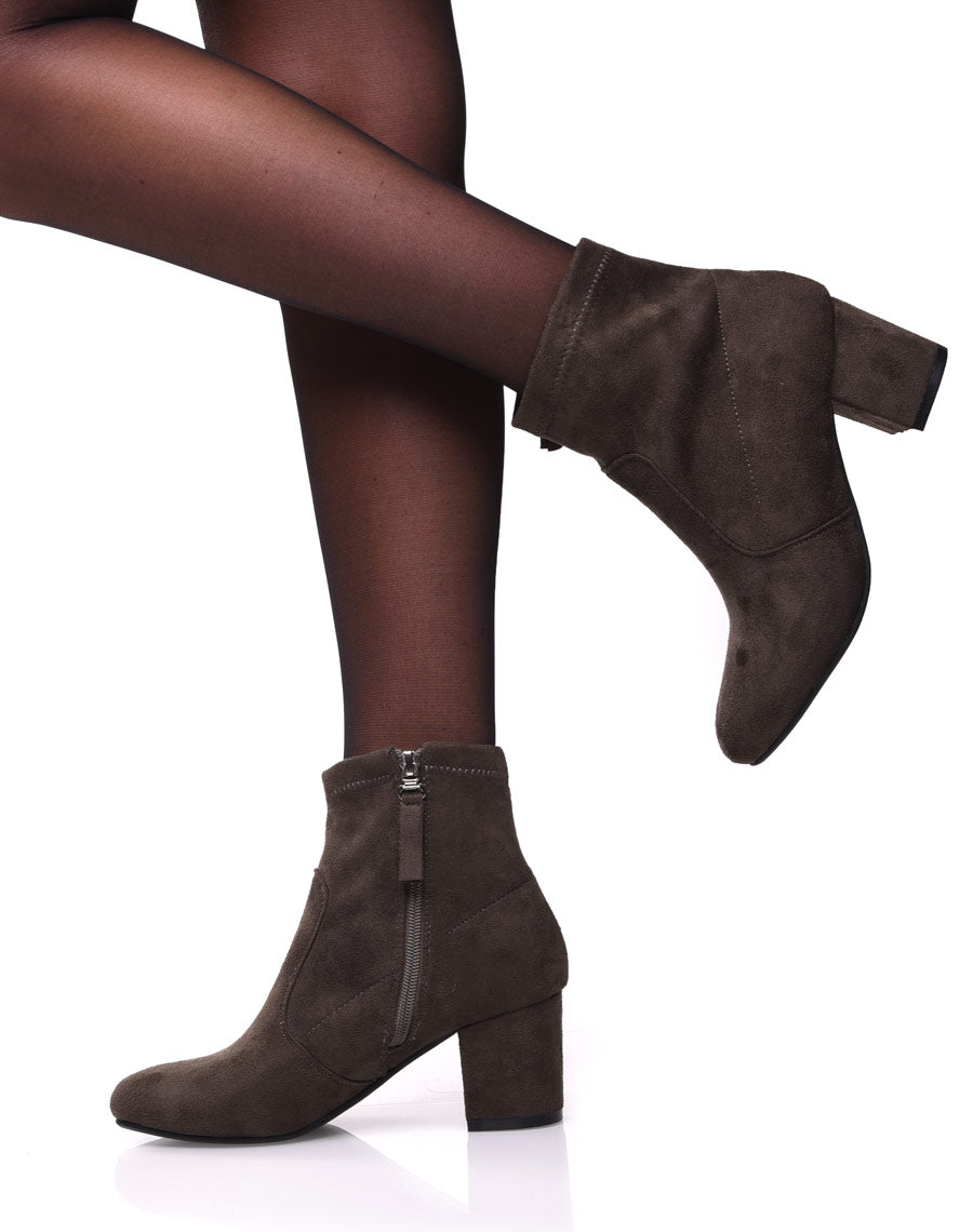 Bottines kaki entièrement en suédine talons épais mi haut