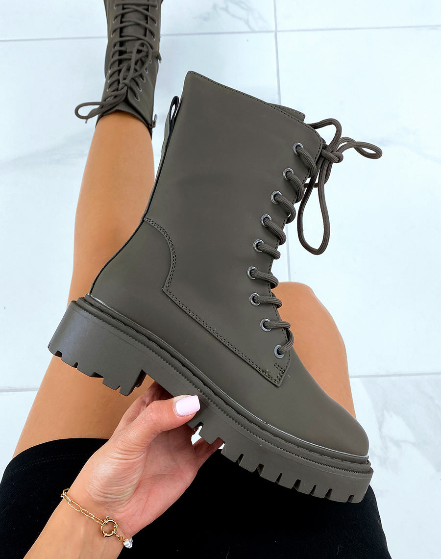 Bottines kaki montantes mattes à lacet et semelle talonnée