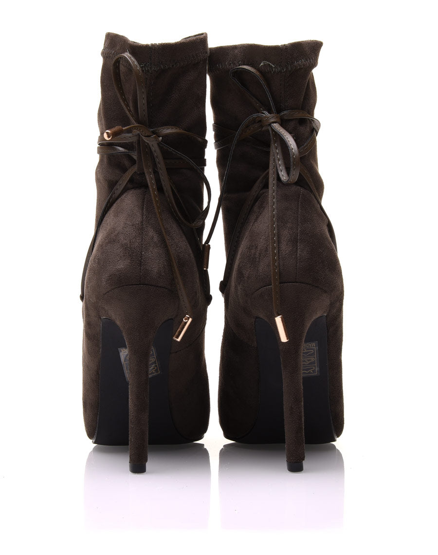 Bottines kaki à talons aiguilles