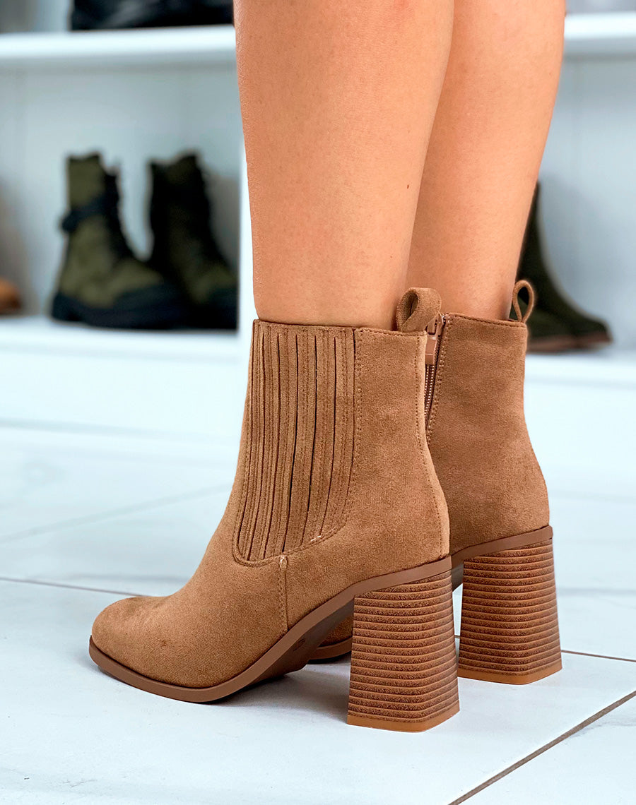 Bottines élégantes camel à talons effet daim