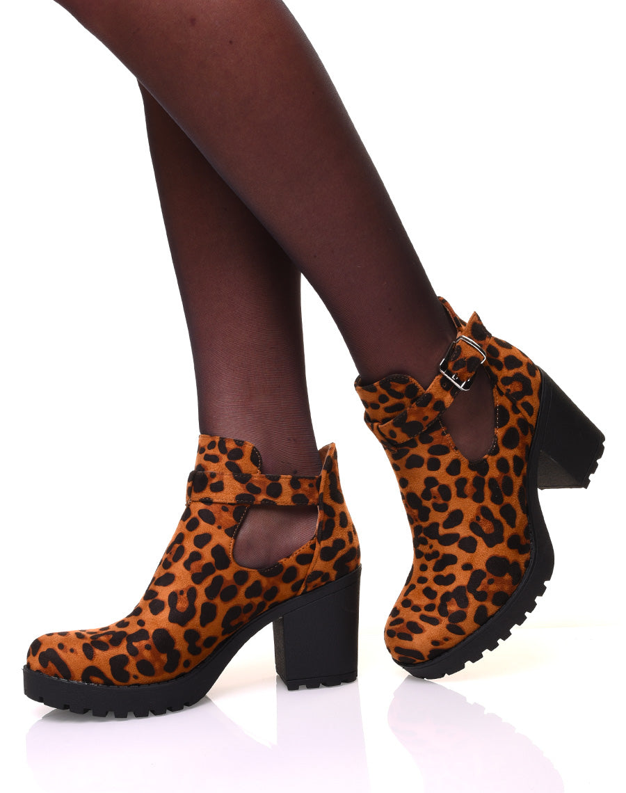 Bottines léopard en suédine ajourée