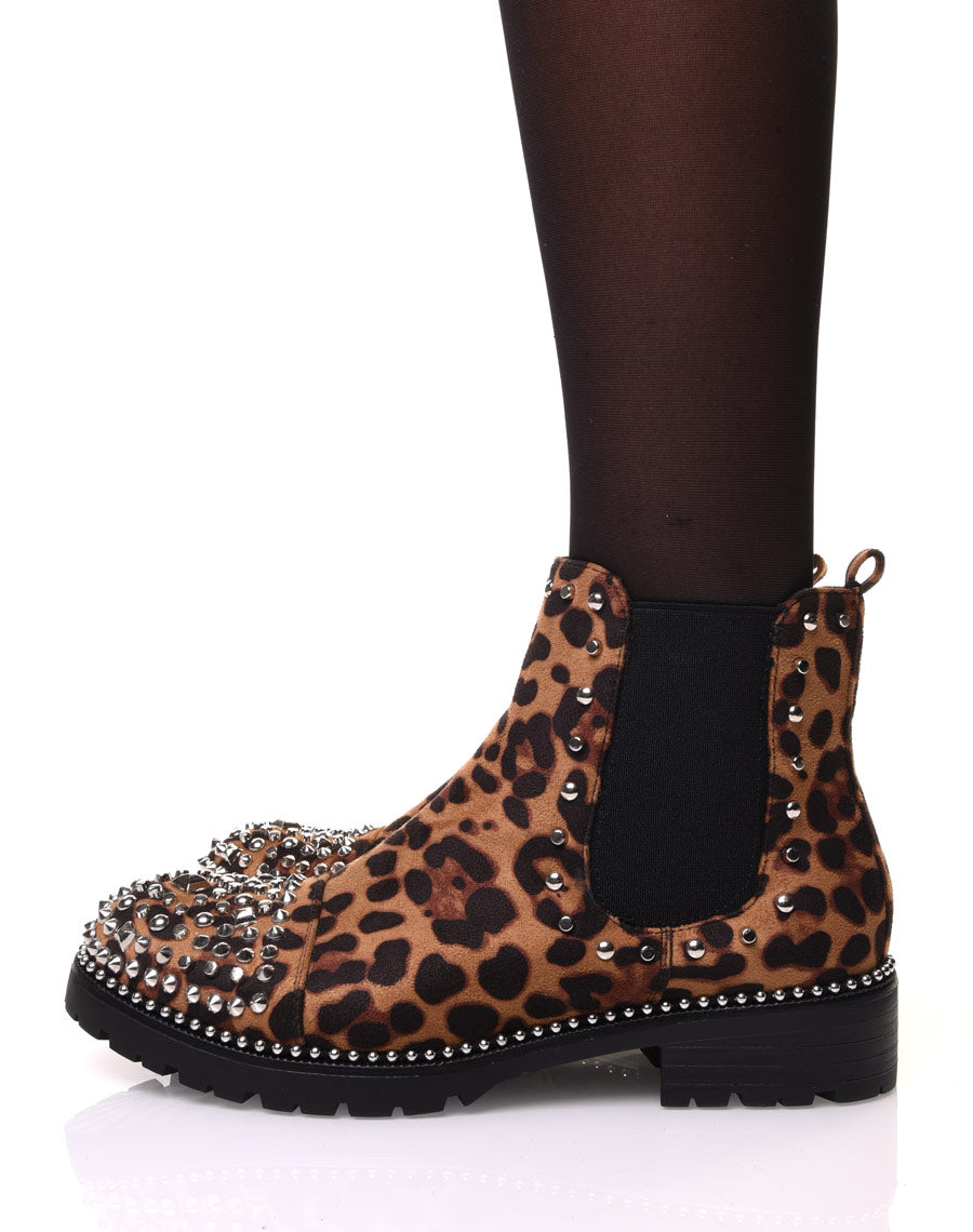 Bottines léopard à semelle perlée et détails clous