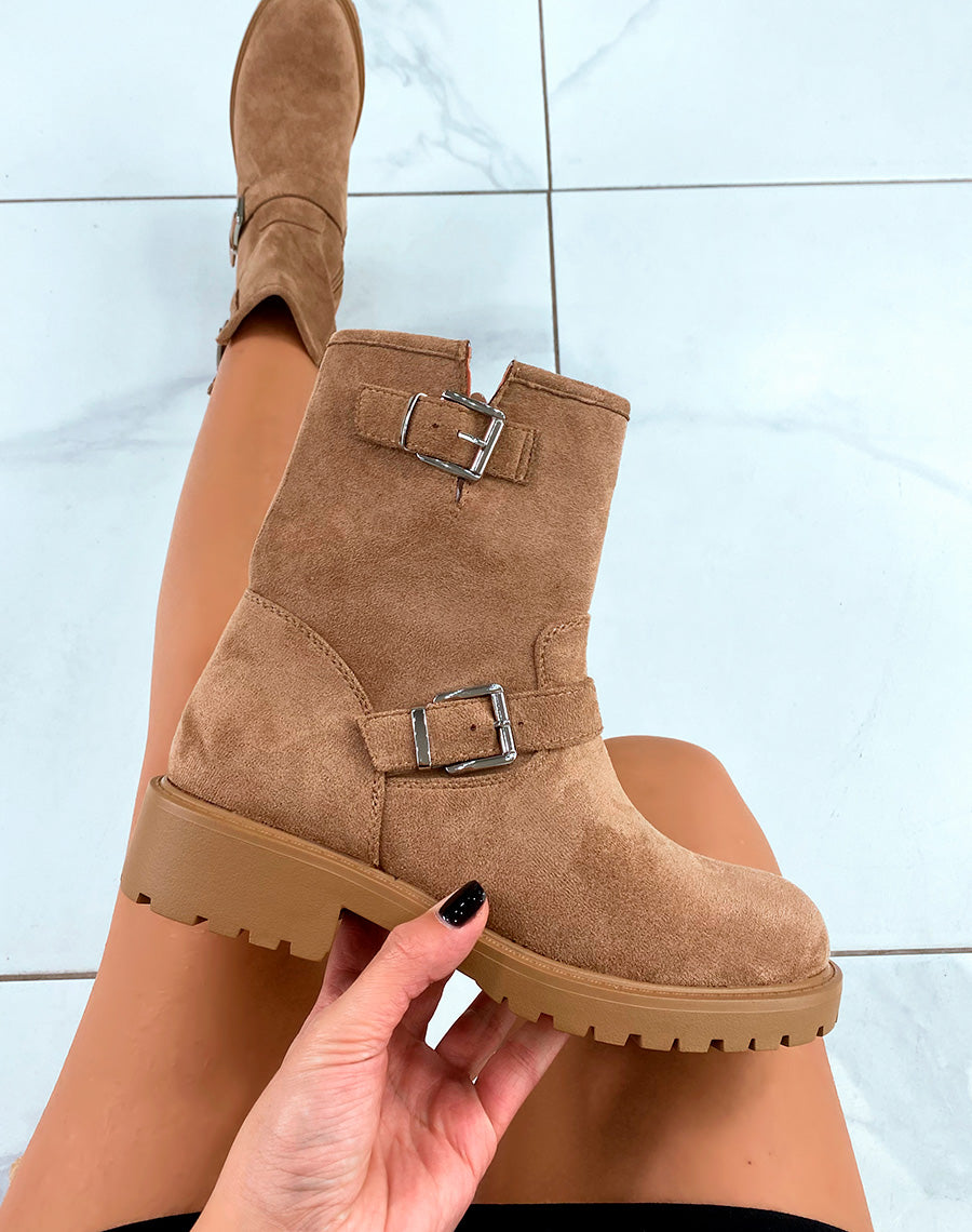 Bottines Marron Clair en Suédine avec Double Sangle Argentée - L'Atout Tendance de Votre Collection