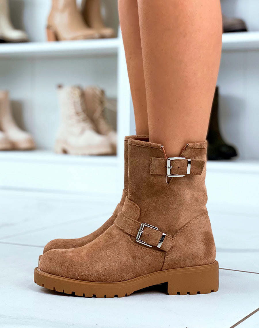 Bottines Marron Clair en Suédine avec Double Sangle Argentée - L'Atout Tendance de Votre Collection