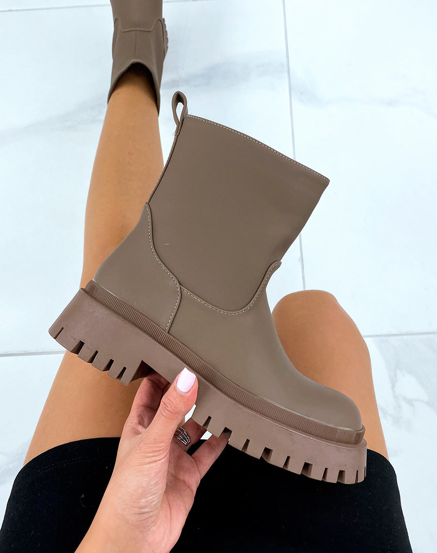 Bottines marron foncé effet imperméable à semelle crantée