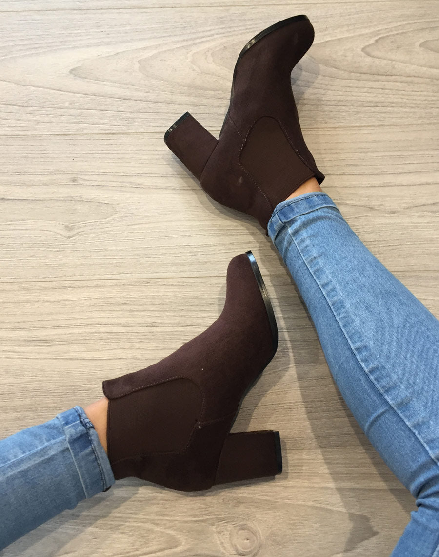 Bottines marron à talon mi haut en suédine