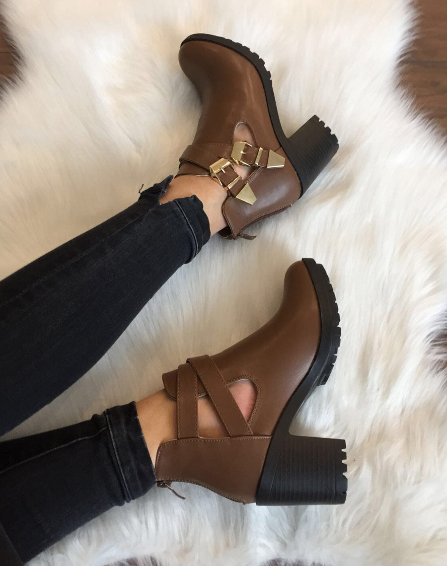 Bottines marrons crantées à boucles croisées