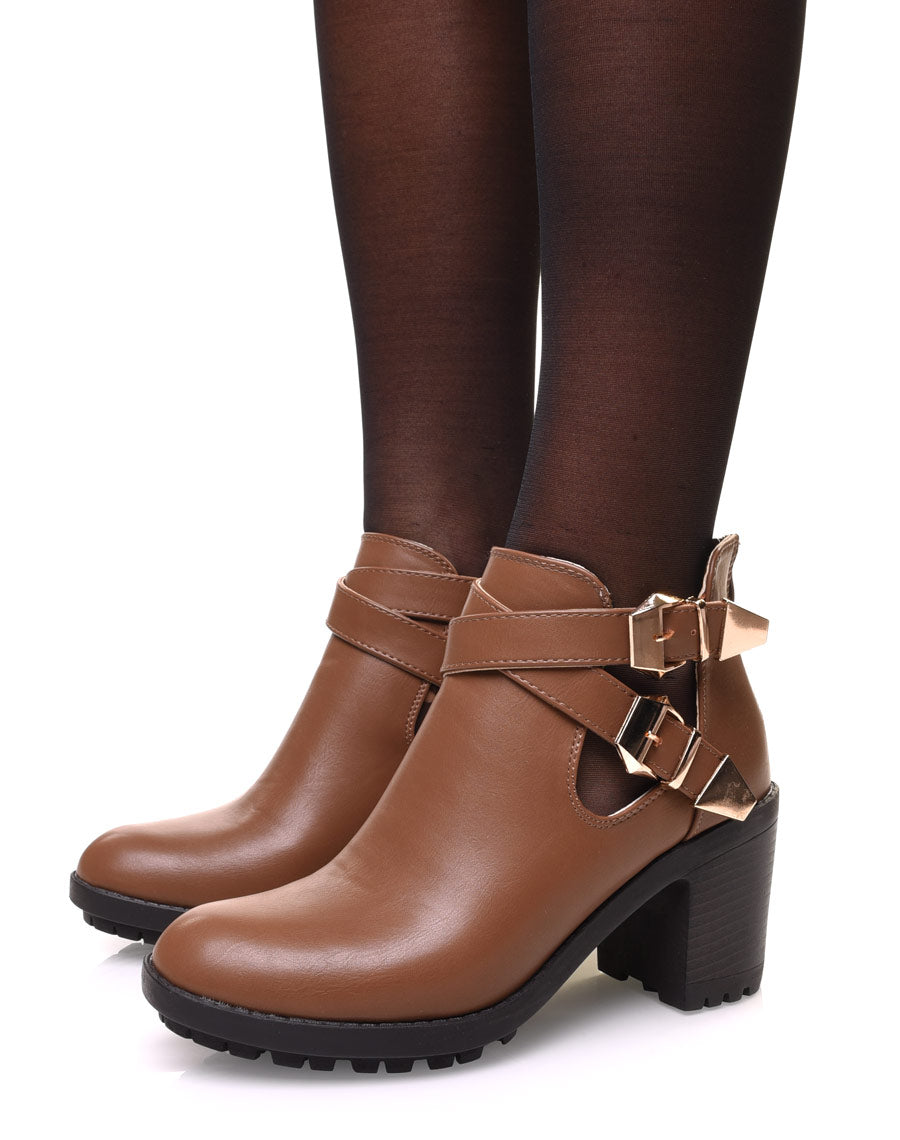 Bottines marrons crantées à boucles croisées