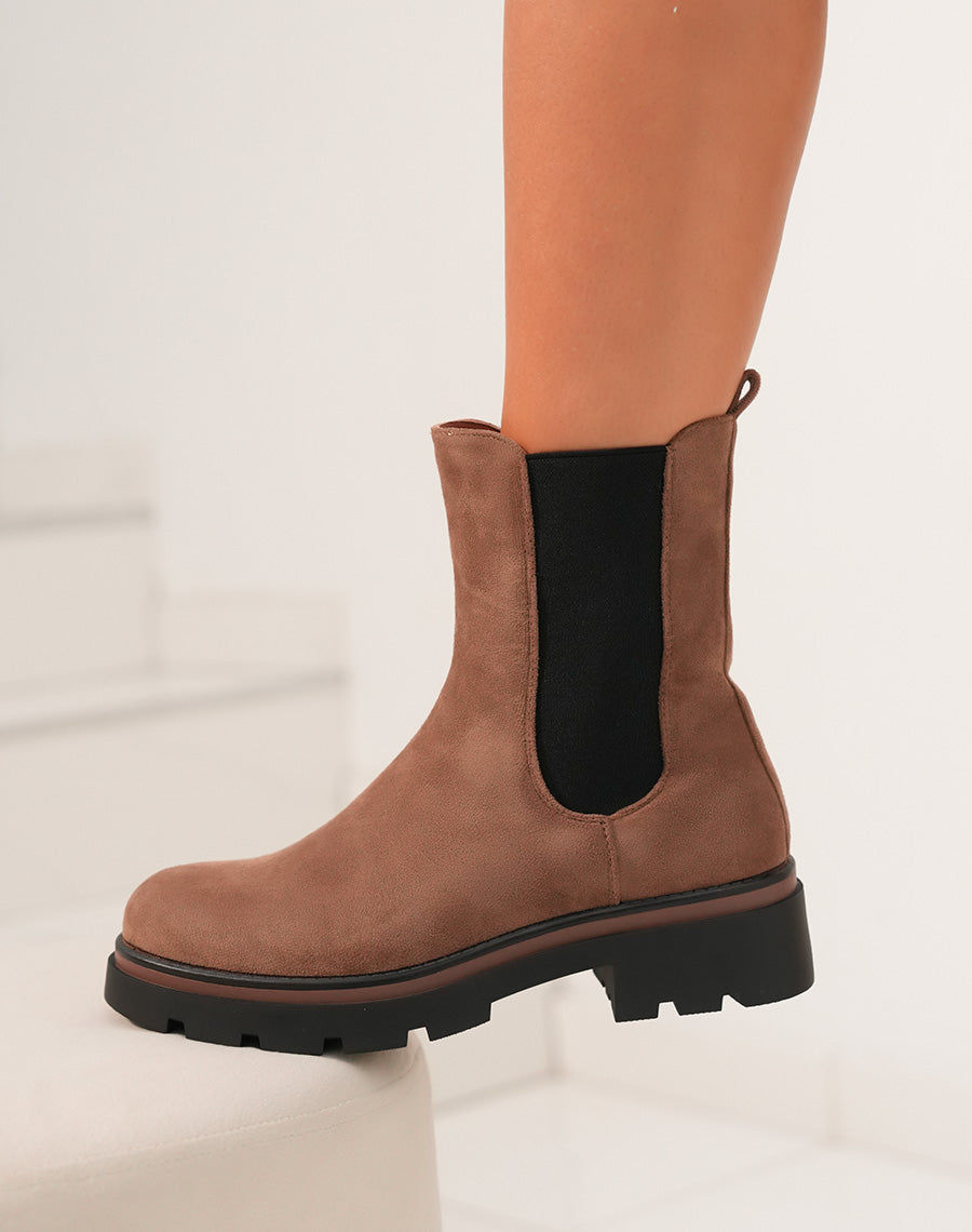 BOTTINES MARRONS EN SUÉDINE STYLE CHELSEA MONTANTES AVEC SEMELLE CRANTÉE