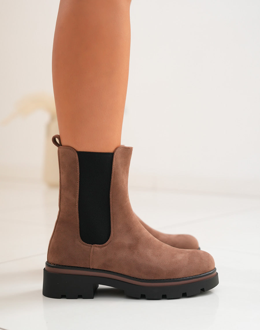 BOTTINES MARRONS EN SUÉDINE STYLE CHELSEA MONTANTES AVEC SEMELLE CRANTÉE