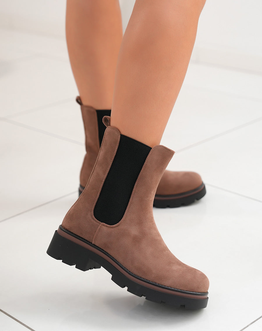 BOTTINES MARRONS EN SUÉDINE STYLE CHELSEA MONTANTES AVEC SEMELLE CRANTÉE