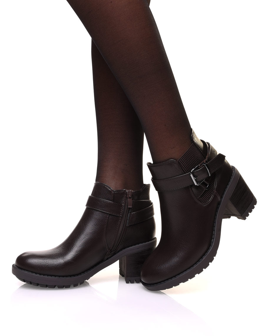 Bottines marrons grainées à talon élastique rayé et sangles