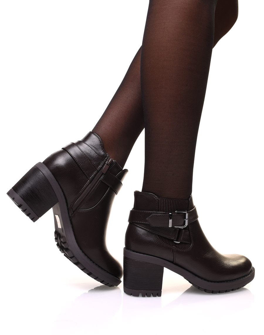Bottines marrons grainées à talon élastique rayé et sangles