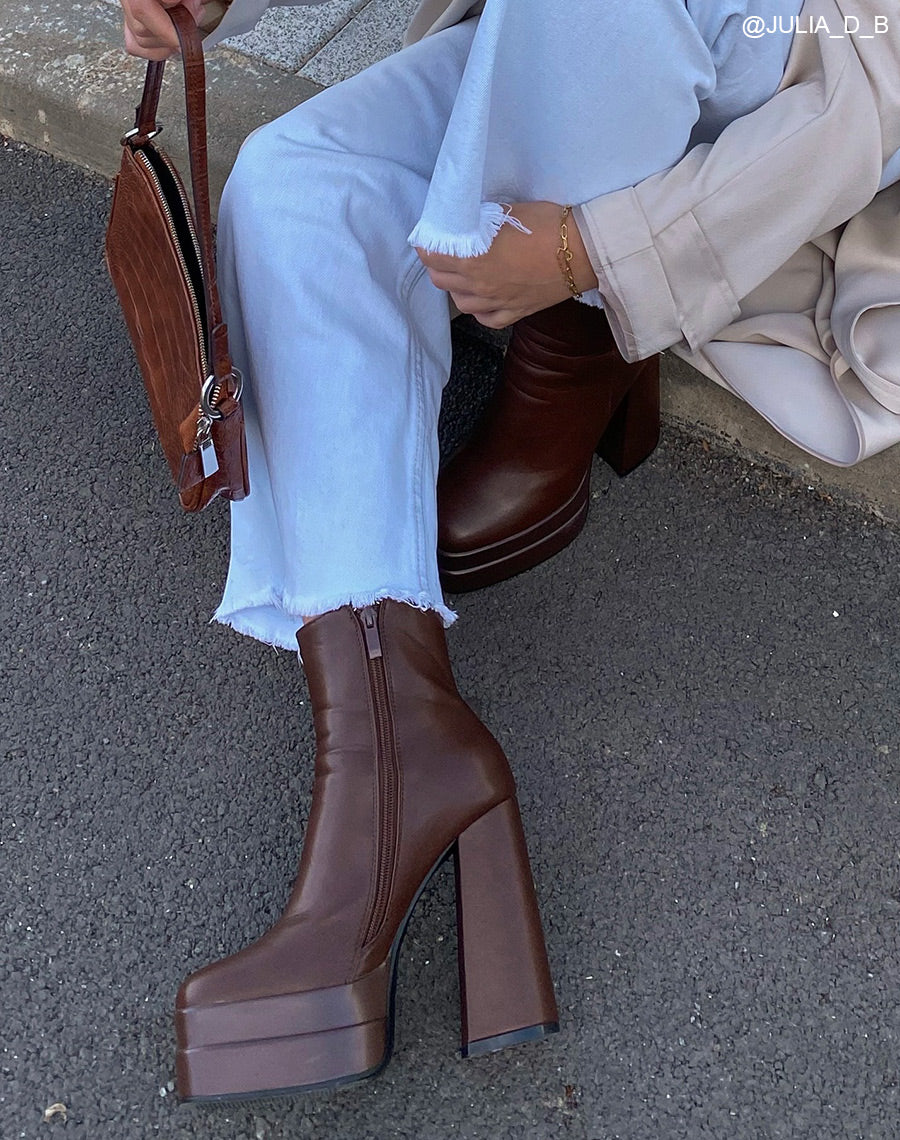 Bottines marrons à plateforme et talon XXL