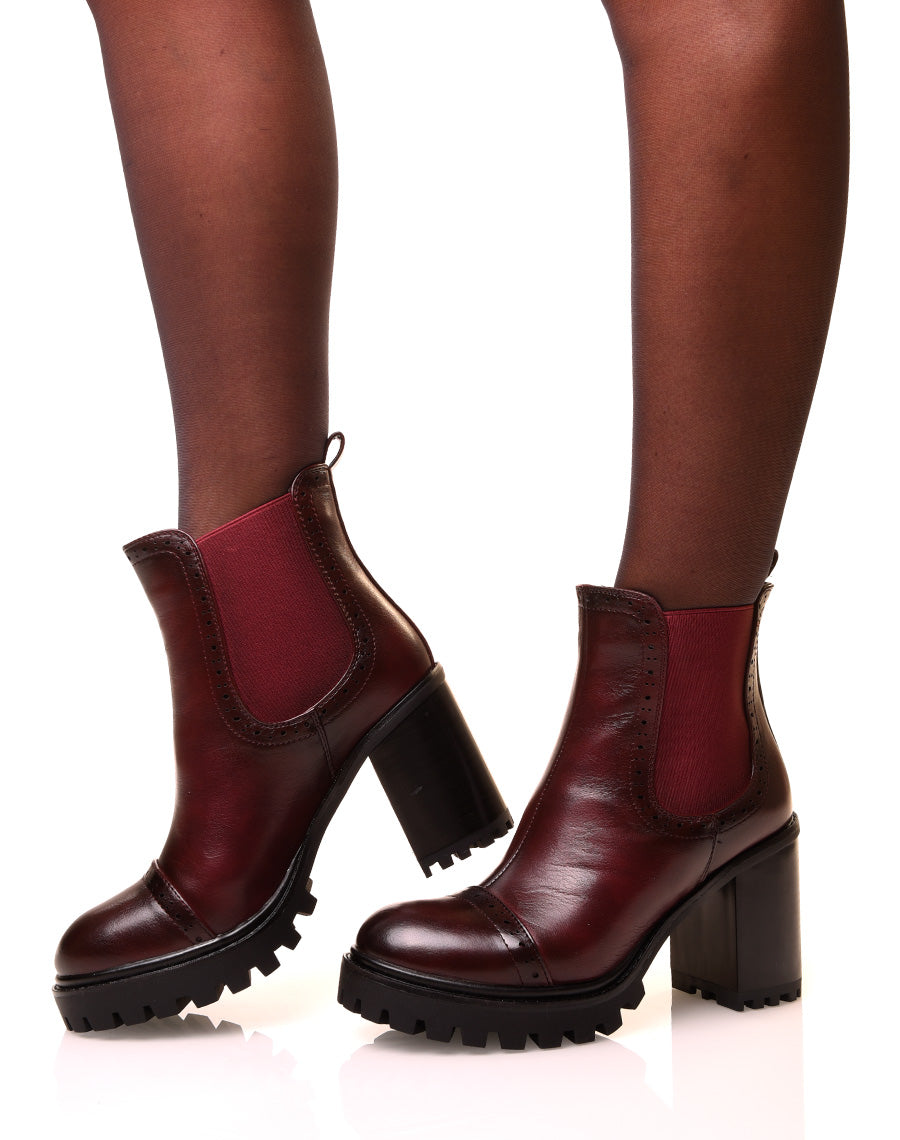 Bottines marrons à talons carrés et à semelles crantées