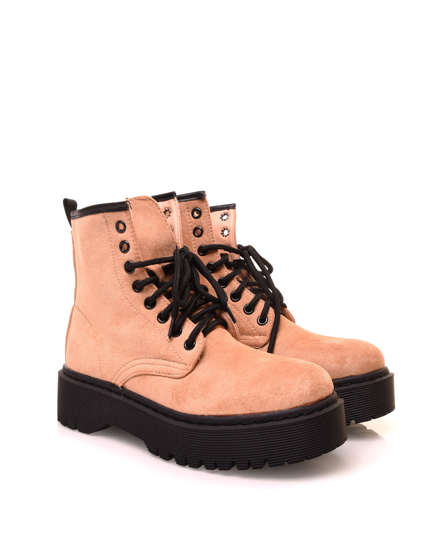 Bottines montantes beige en suédine à grosse plateforme